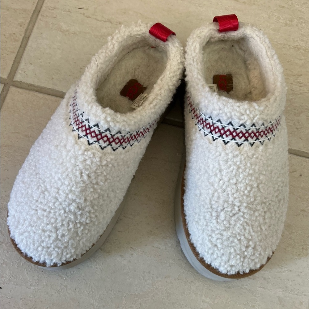 White furry slippers size women’s 8